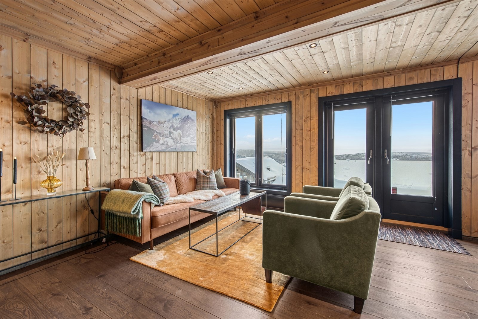 Her får man en vellykket kombinasjon av tradisjonell byggeskikk og moderne komfort - en hytte som både føles lun og tidløs, samtidig som den er praktisk og funksjonell for dagens bruk. Galleribilde