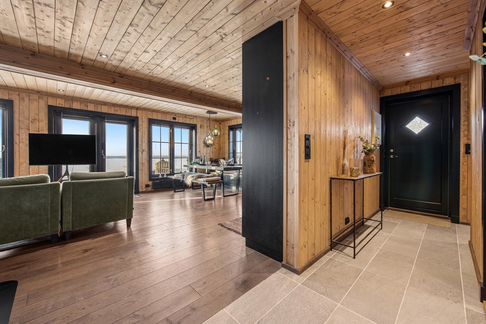 Fritidsboligen har en gjennomtenkt og praktisk planløsning. Hovedetasjen rommer stue, bad og ett soverom, og etasjen har direkte utgang til uteareal og terrasse. Galleribilde