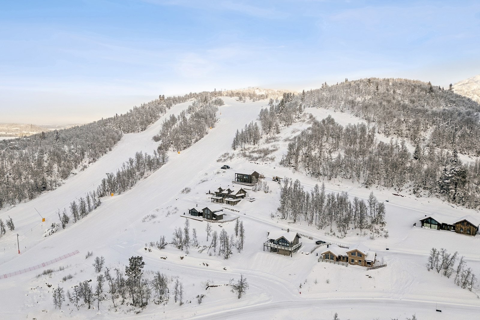 Som alpinhytte er dette nærmest perfeksjon vinterstid, med beliggenhet midt i alpinmekka - samtidig som hytta ligger stille, rolig og usjenert. Galleribilde