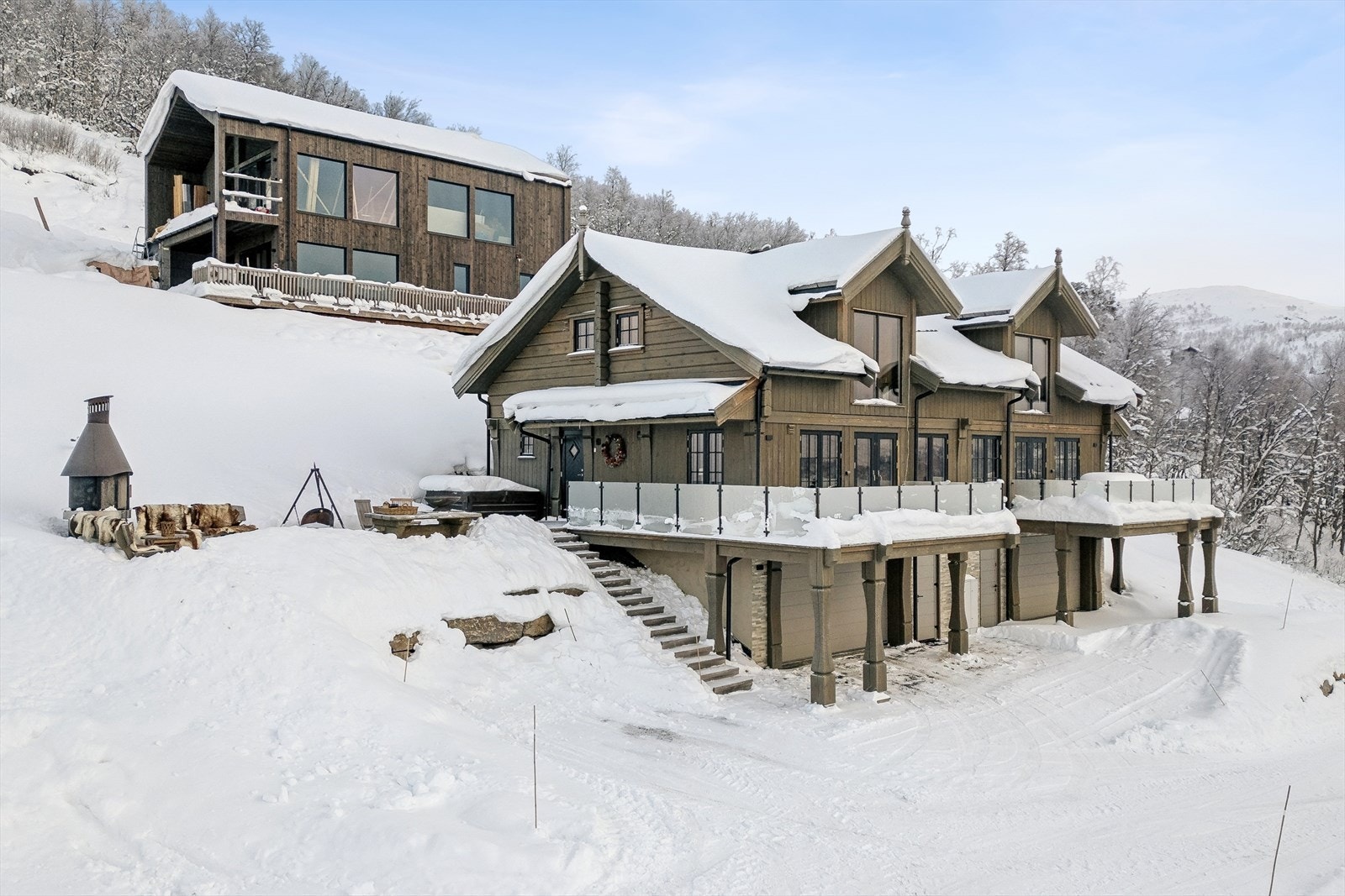 Velkommen til visning. Dette er en fritidseiendom med gjennomgående god og høy standard. Materialvalget er av god kvalitet, smakfullt og gjennomtenkt ned til den minste detalj. Galleribilde