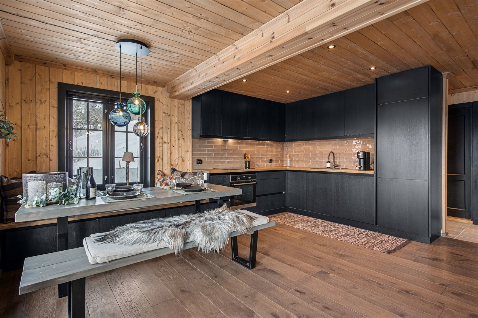 Kjøkkenet har moderne innredning med god skap- og benkeplass. Galleribilde