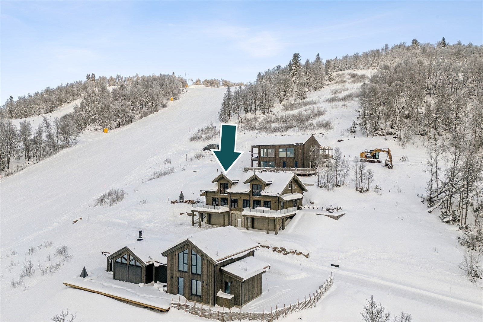 Hytta har en fantastisk beliggenhet øverst i bakken med ski-in/out til skitrekket. Galleribilde