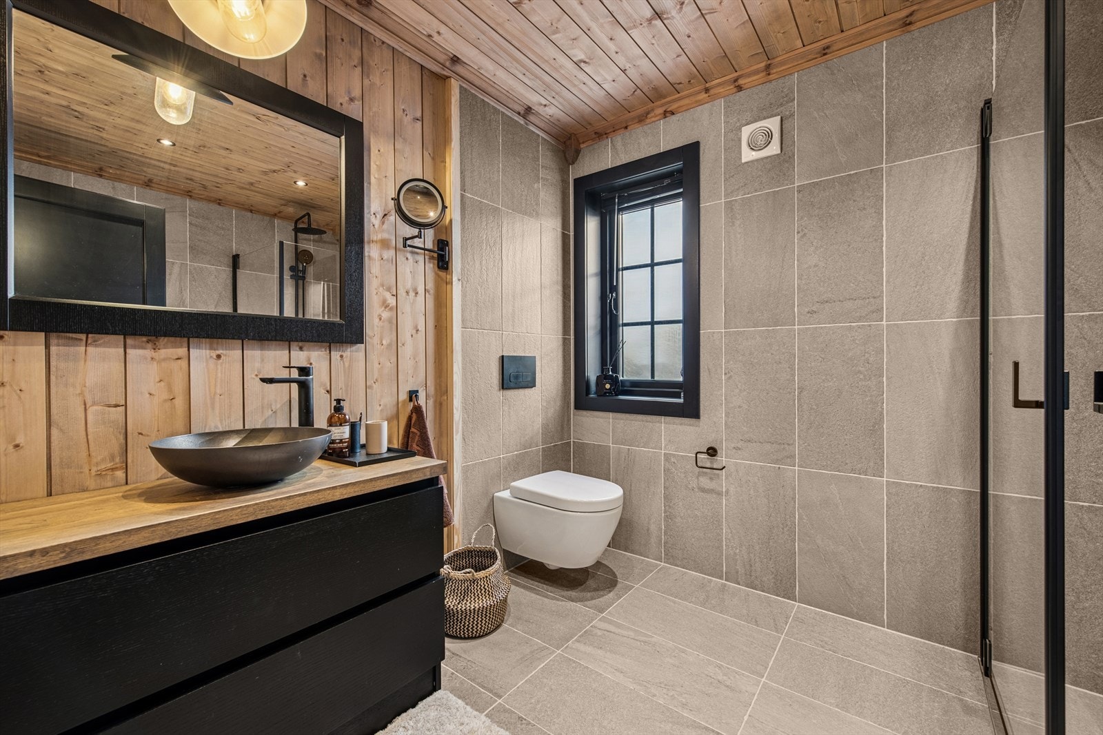 Baderommet har opplegg for vaskemaskin. Galleribilde