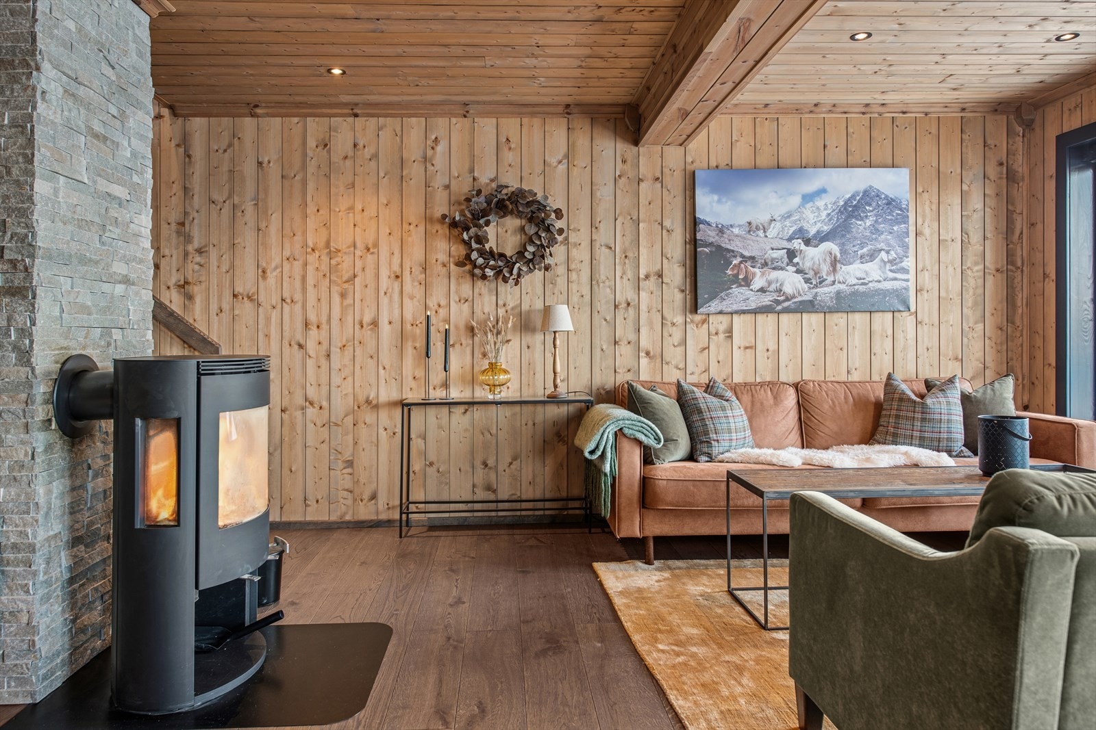 Panelvegger i stuen skaper en varm og innbydende atmosfære. Galleribilde