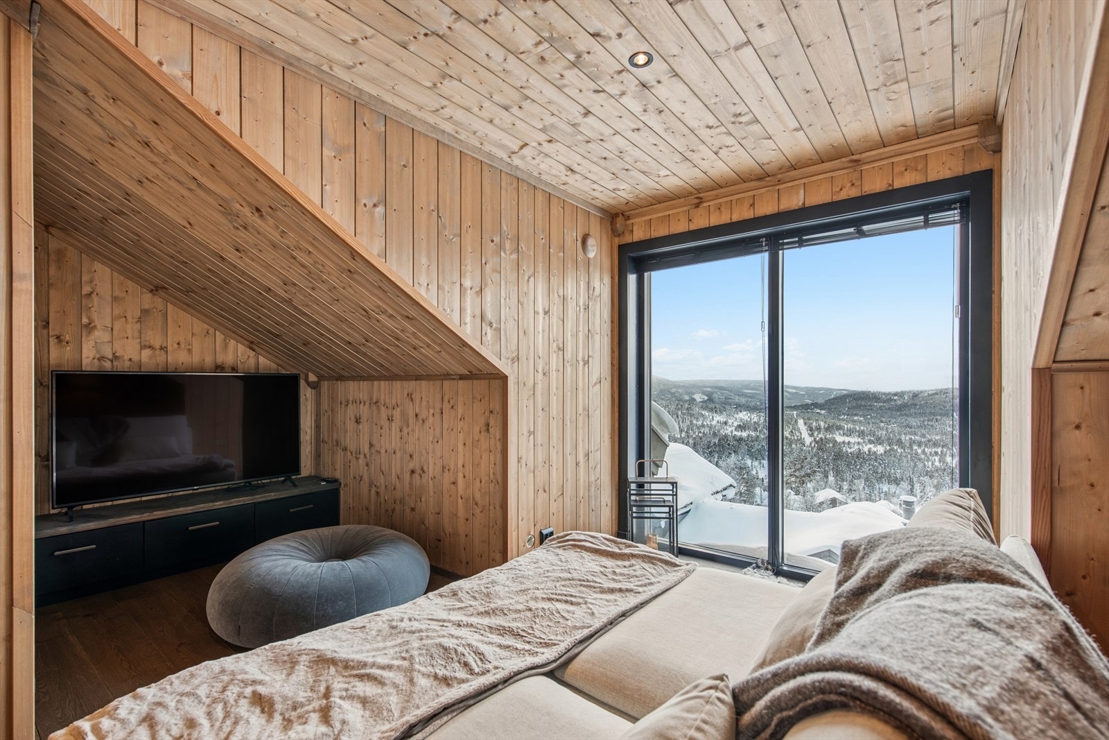 Store vinduer i loftstuen gir en fantastisk utsikt over fjellandskapet. Galleribilde