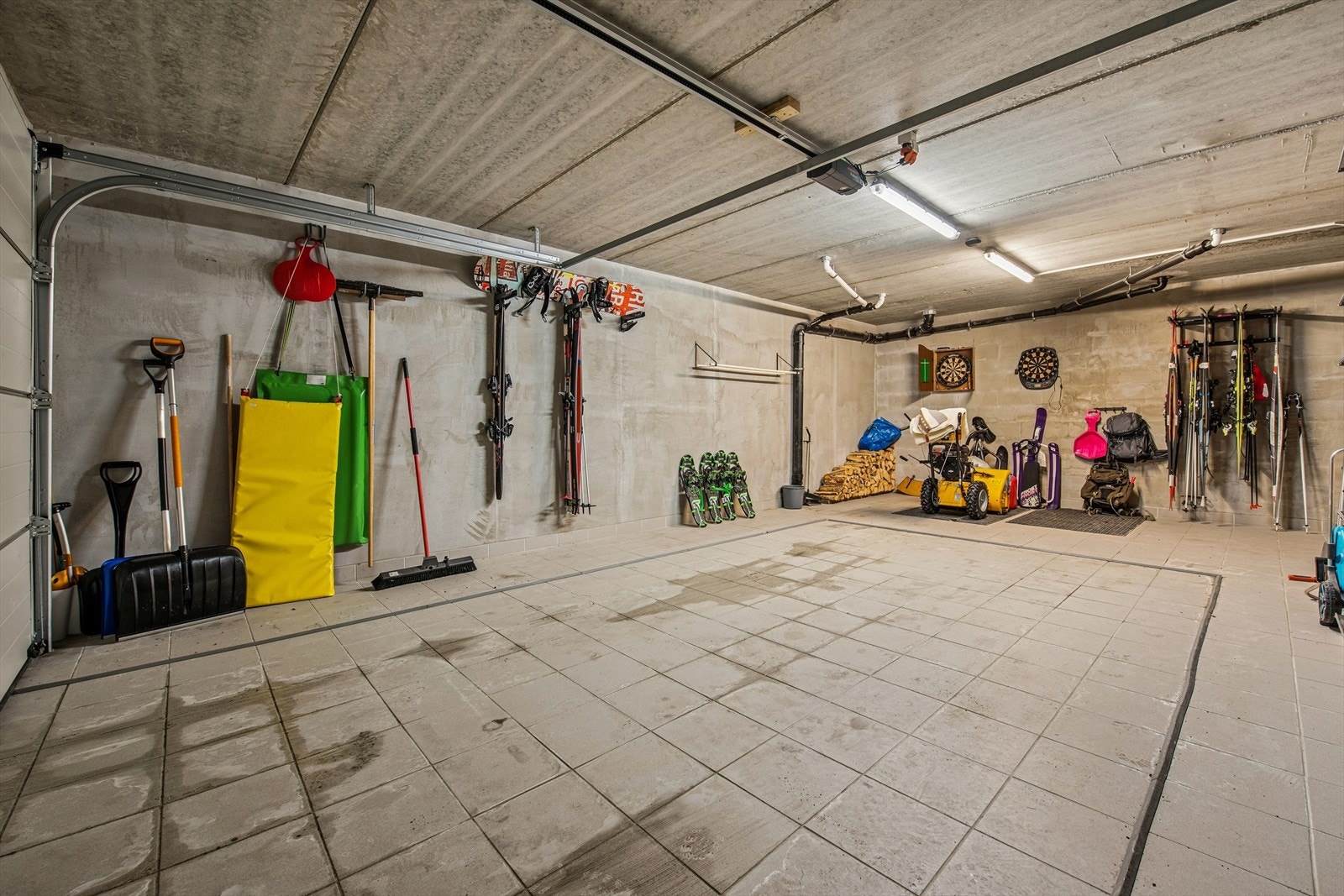 Garasjen har betongflater og god plass til oppbevaring av sportsutstyr. Galleribilde