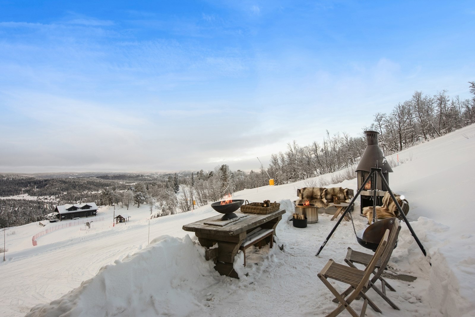 Her er det jacuzzi, en stemningsfull bålplass og rikelig med plass til å nyte lange kvelder under stjernehimmelen. Galleribilde