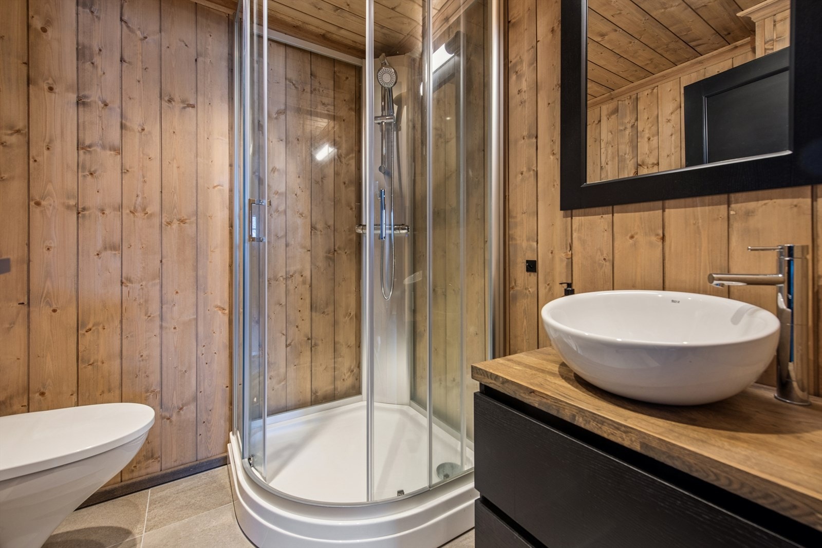 Baderom i 2. etasje med dusjkabinett. Galleribilde