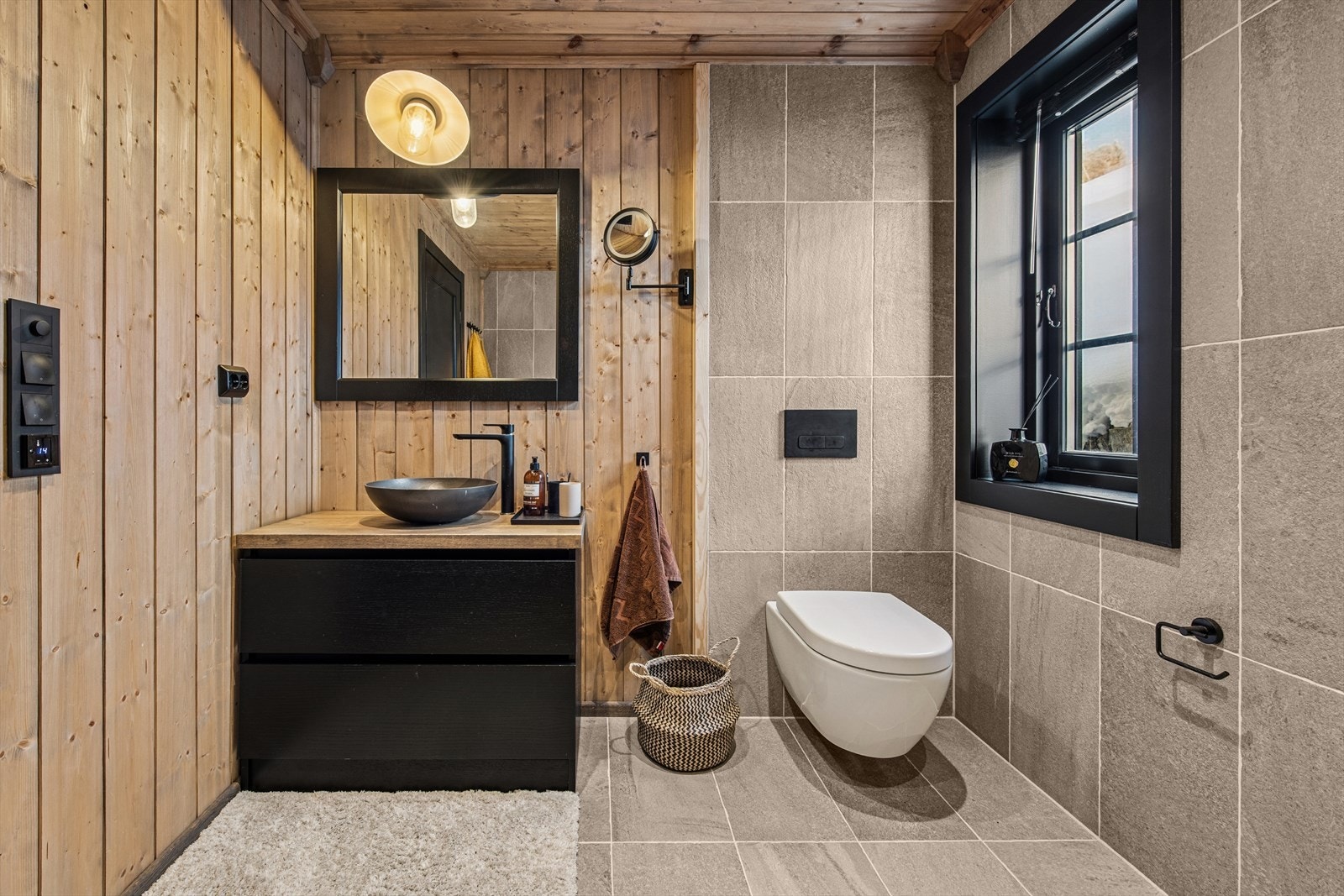 Baderommet er utført med fliser på gulv, og kombinasjon av fliser og panel på vegger. Galleribilde