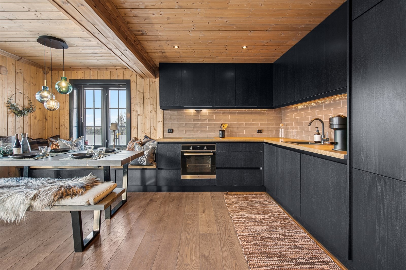 Integrerte hvitevarer gir et ryddig og funksjonelt kjøkkenmiljø. Galleribilde