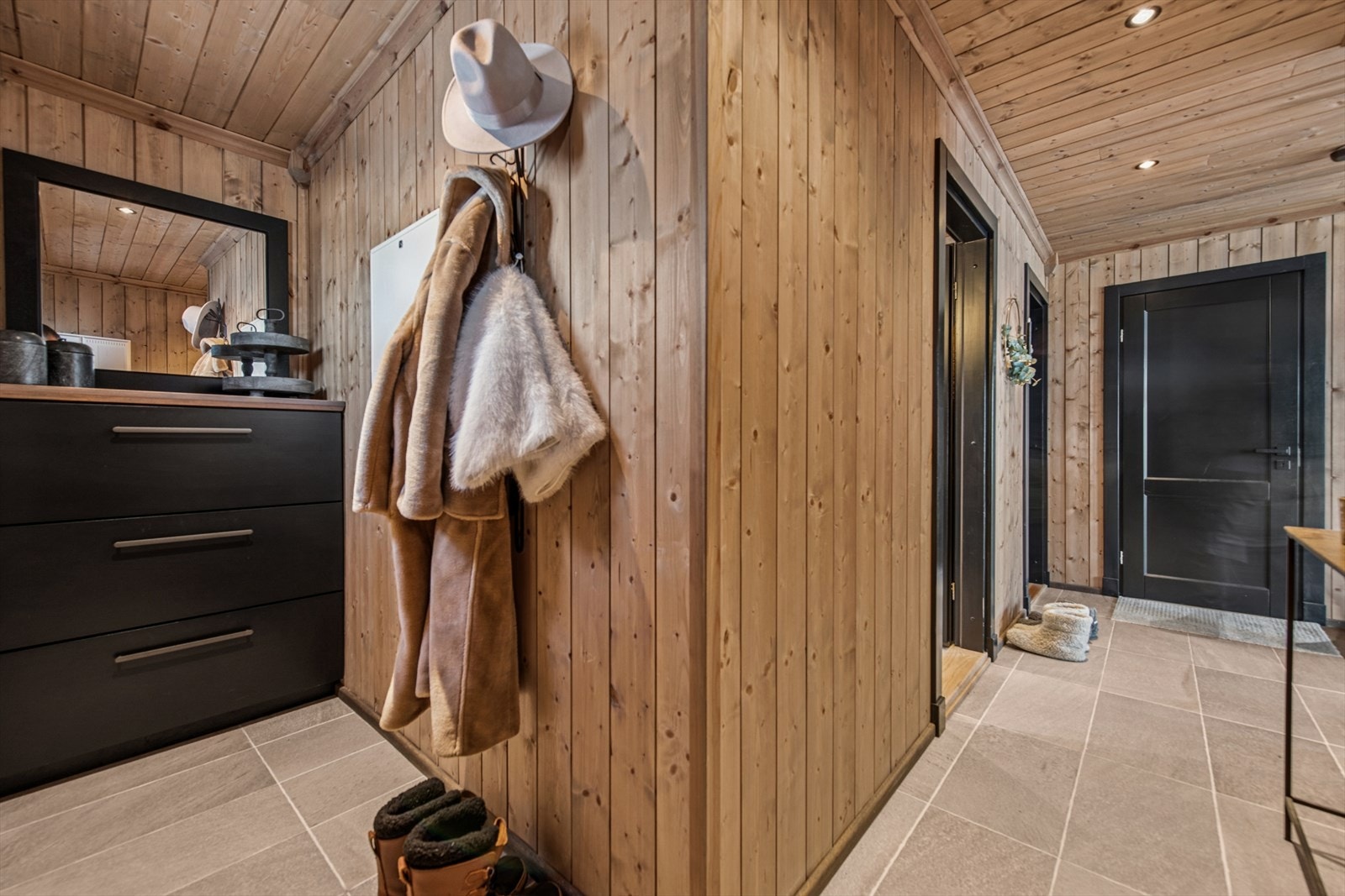 Hytta har en ekstra inngang i hovedetasjen, med god garderobeplass. Dette gir en fin flyt i hverdagen og gjør hytta enkel å bruke - enten man kommer rett fra ski, tur eller bil. Galleribilde