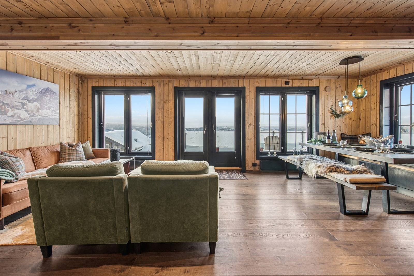 Store vindusflater gir rikelig med naturlig lys og nydelig utsikt. Galleribilde