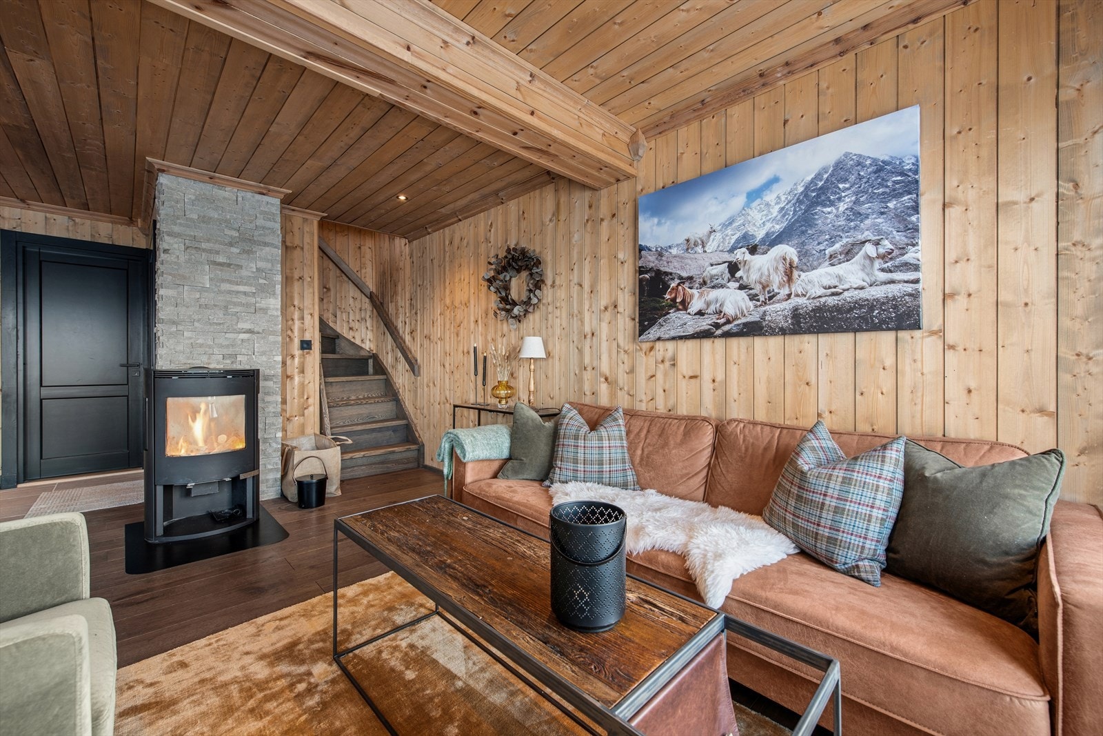 Peisovn plassert i stuen gir en effektiv oppvarming og koselig stemning. Galleribilde