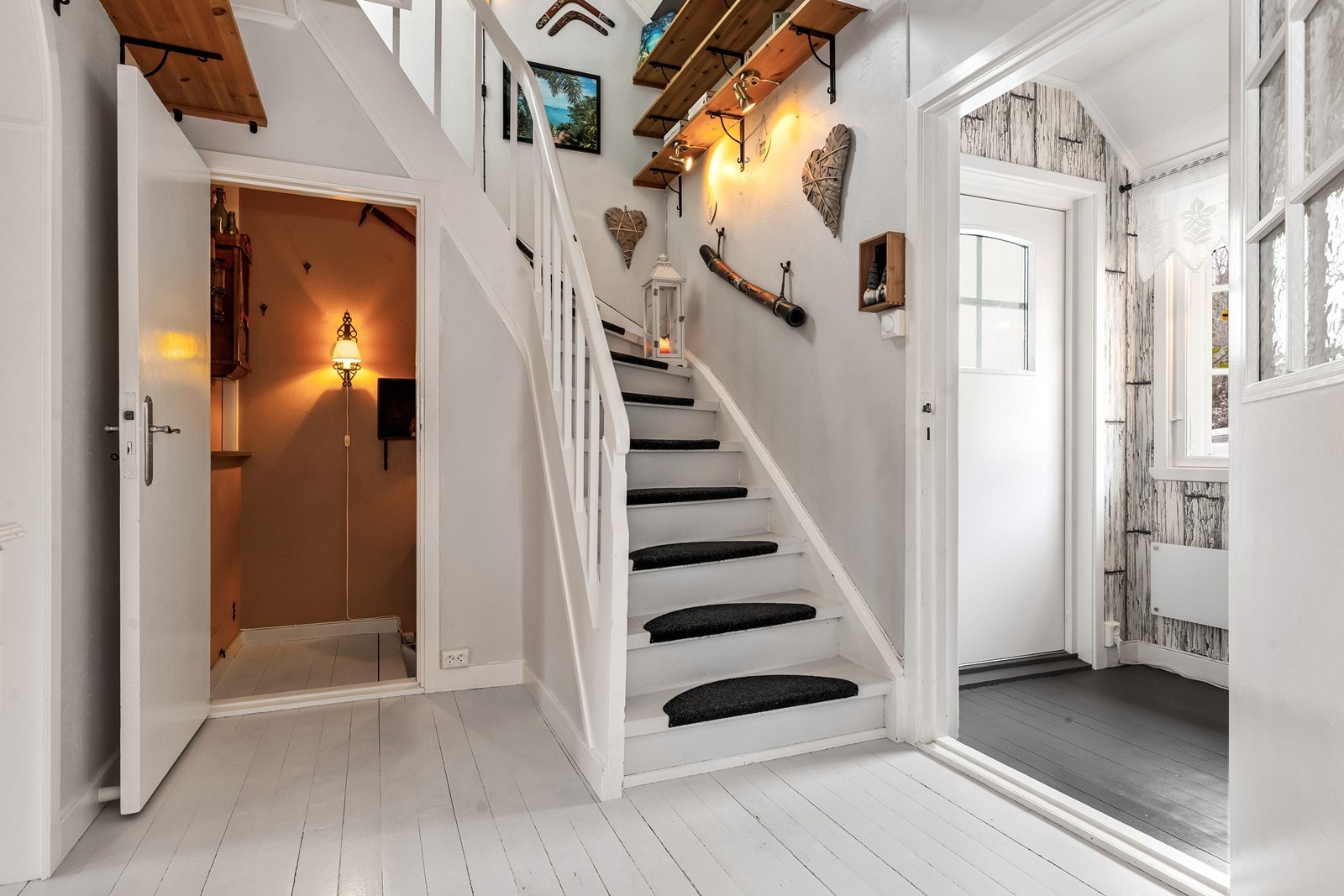 Fra gangen fører en malt tretrapp fra byggeåret deg videre mellom etasjene. Galleribilde