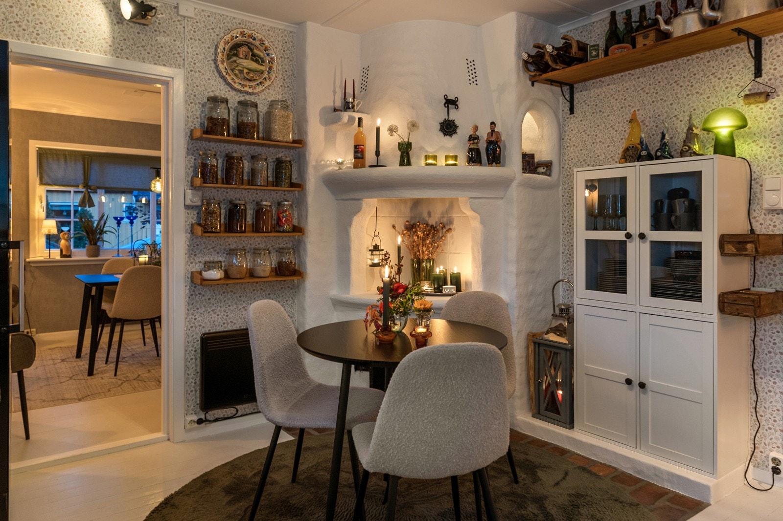 Ildstedet gir både varme og en stemningsfull atmosfære til rommet. Galleribilde