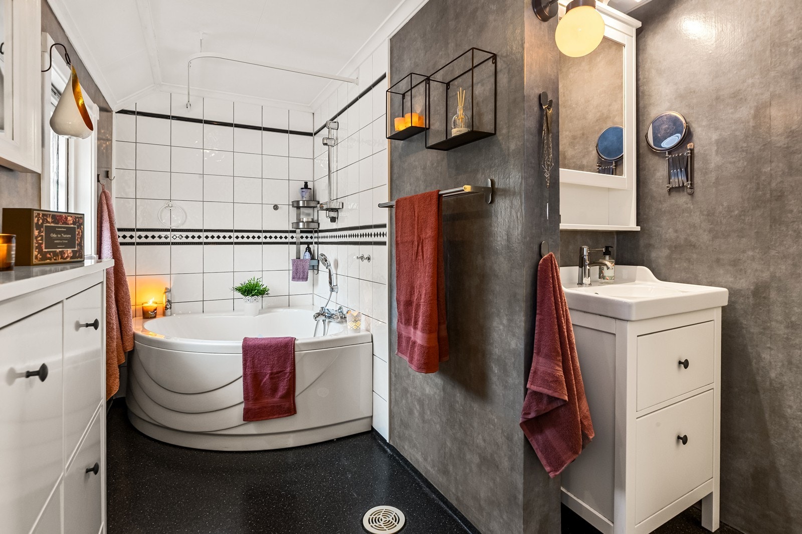 Badet i første etasje har belegg på gulv og en kombinasjon av fliser og våtromstapet. Galleribilde