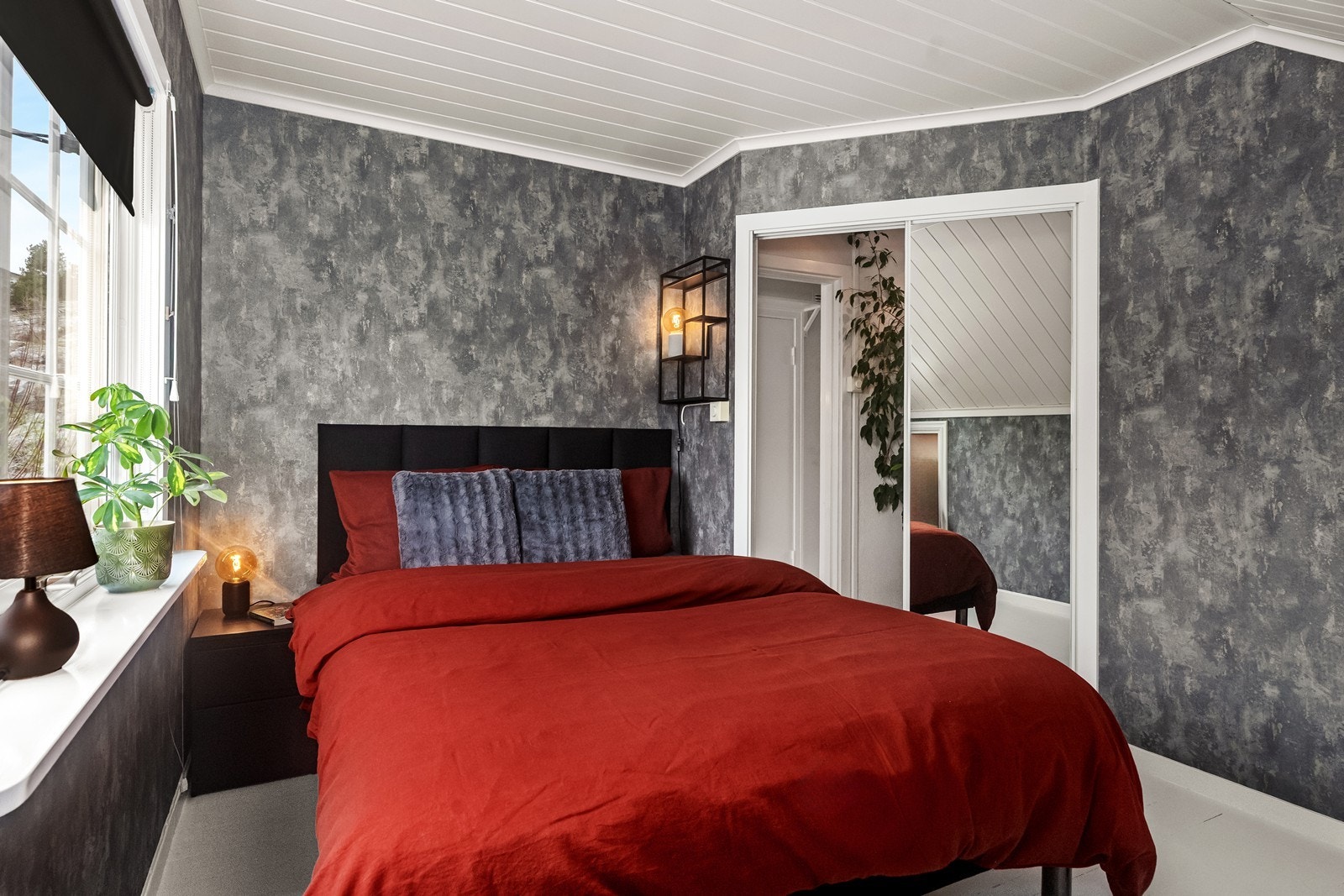 Dette soverommet, som vender mot sør, ble oppusset i 2025. Galleribilde