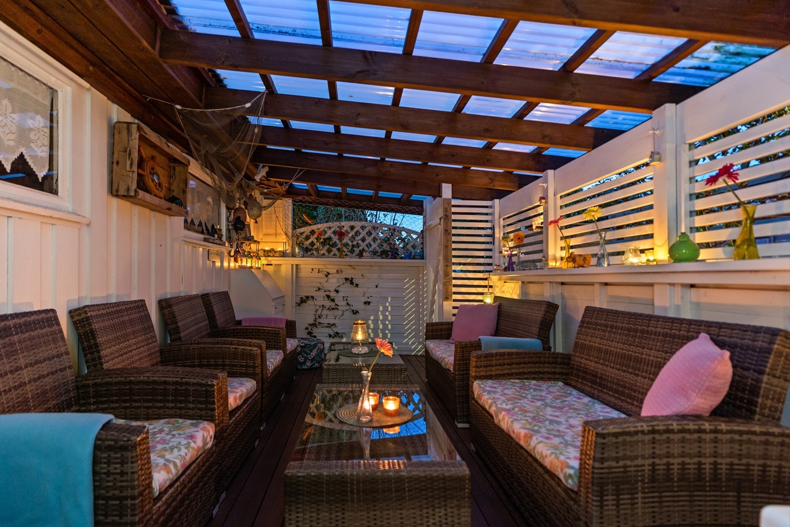 Mot øst er det etablert et overbygd areal med levegger, ideelt for sosiale lag. Galleribilde