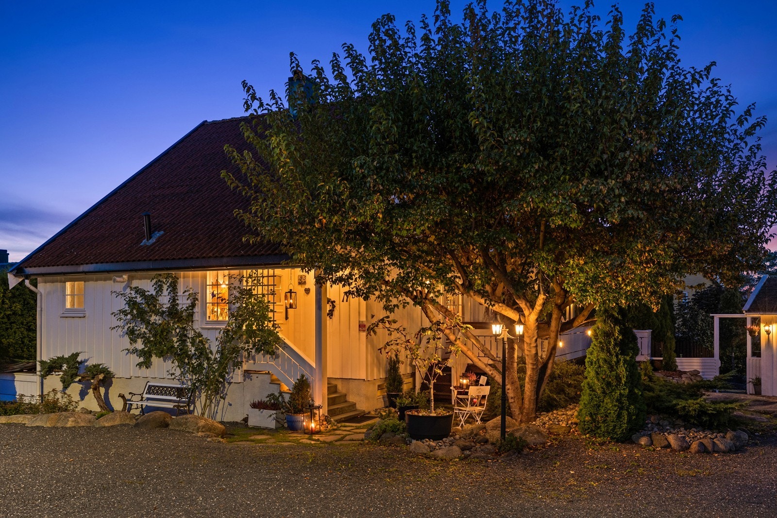 En sjarmerende og velstelt eiendom med en frodig og etablert hage. Galleribilde