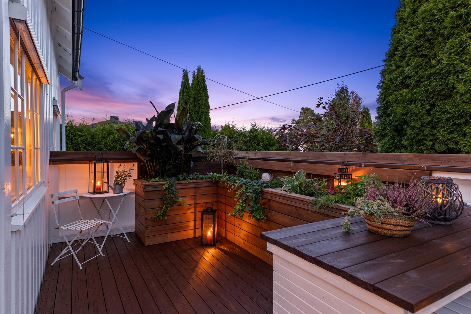 Uteområdet er vakkert belyst og skaper en stemningsfull ramme rundt boligen på kveldstid. Galleribilde