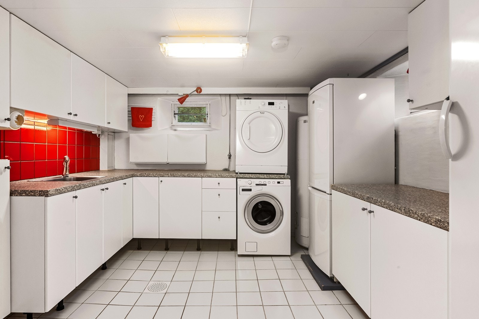 Det separate vaskerommet i kjelleren er praktisk innredet med god skapplass og opplegg for vaskemaskin. Galleribilde