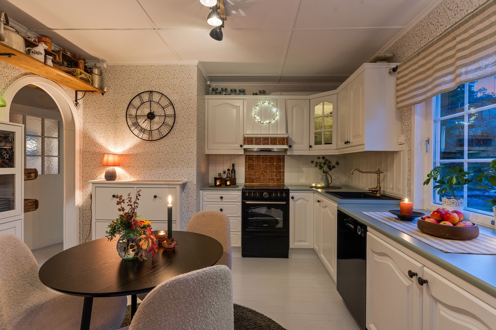 Kjøkkenet har en arealeffektiv løsning med plass til en hyggelig spiseplass. Galleribilde