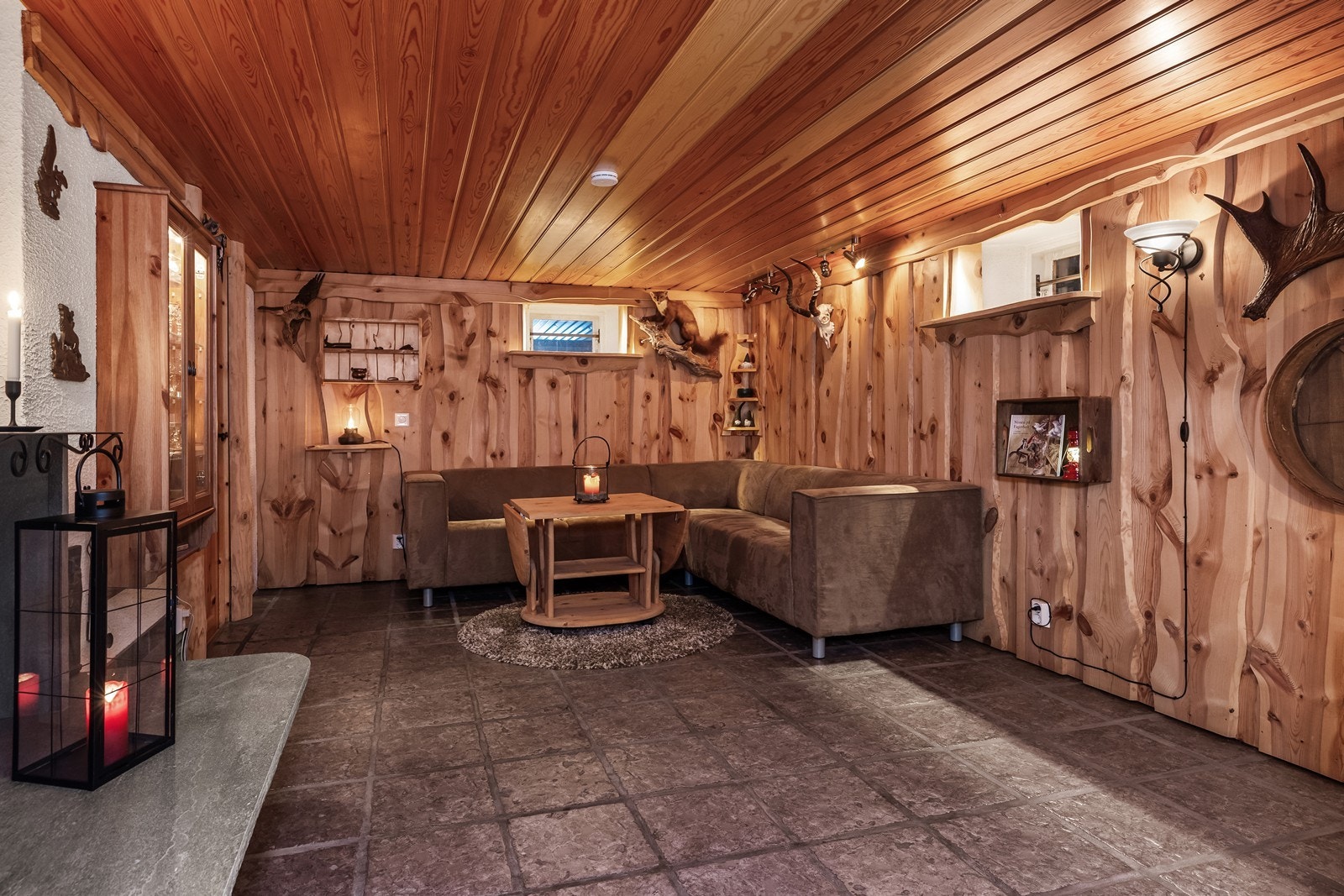 Kjellerstuen gir et ekstra, allsidig oppholdsrom med trepanel på vegger og tak. Galleribilde