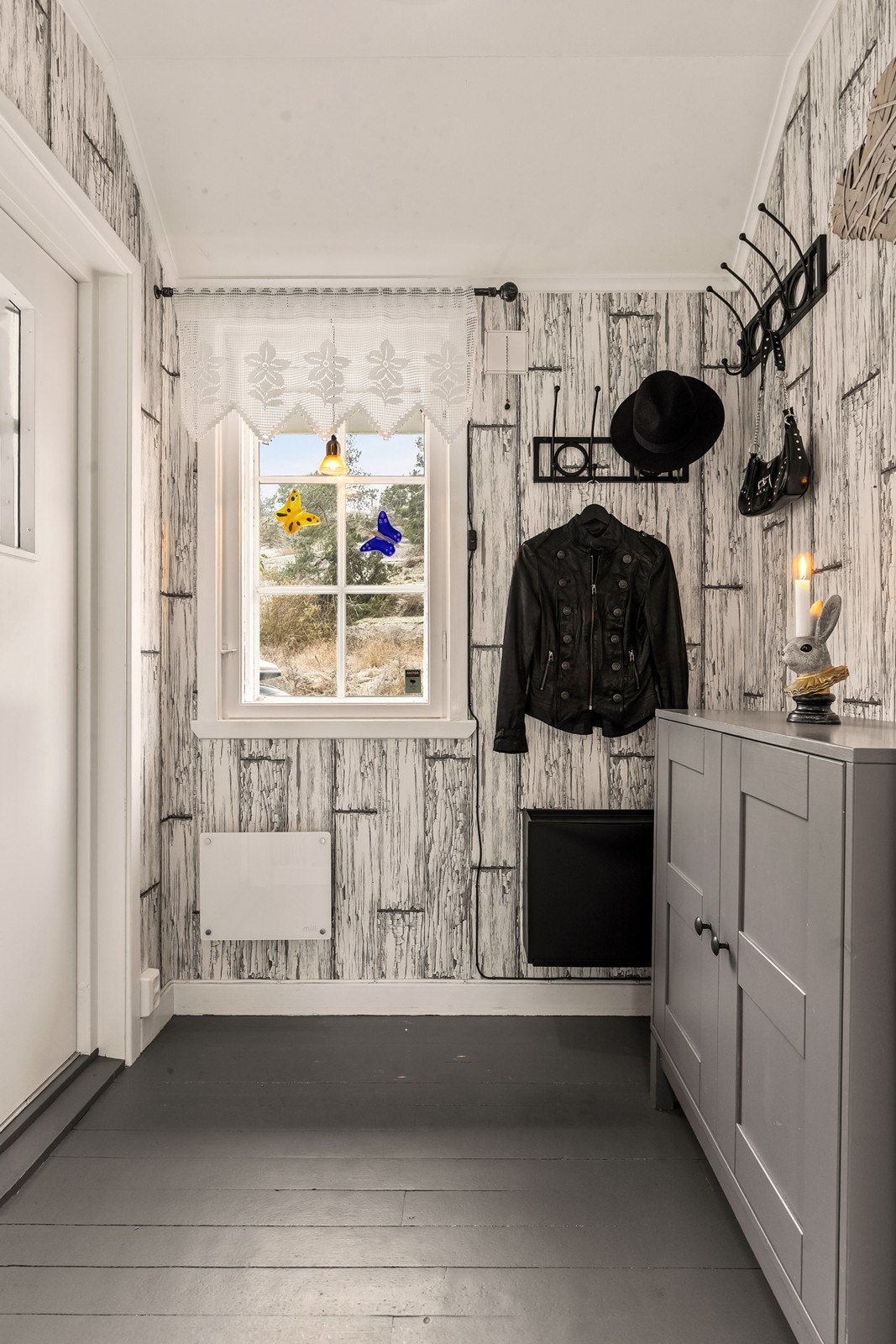 Et lyst og innbydende vindfang ønsker deg velkommen inn i boligen. Galleribilde