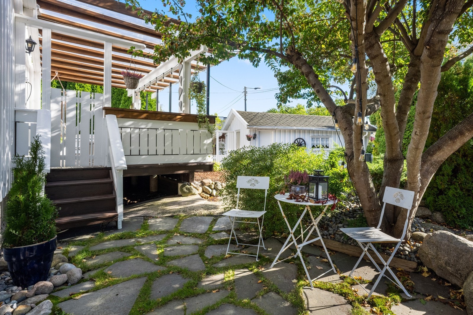 En liten uteplass ved inngangen, perfekt for en kaffekopp i solen. Galleribilde