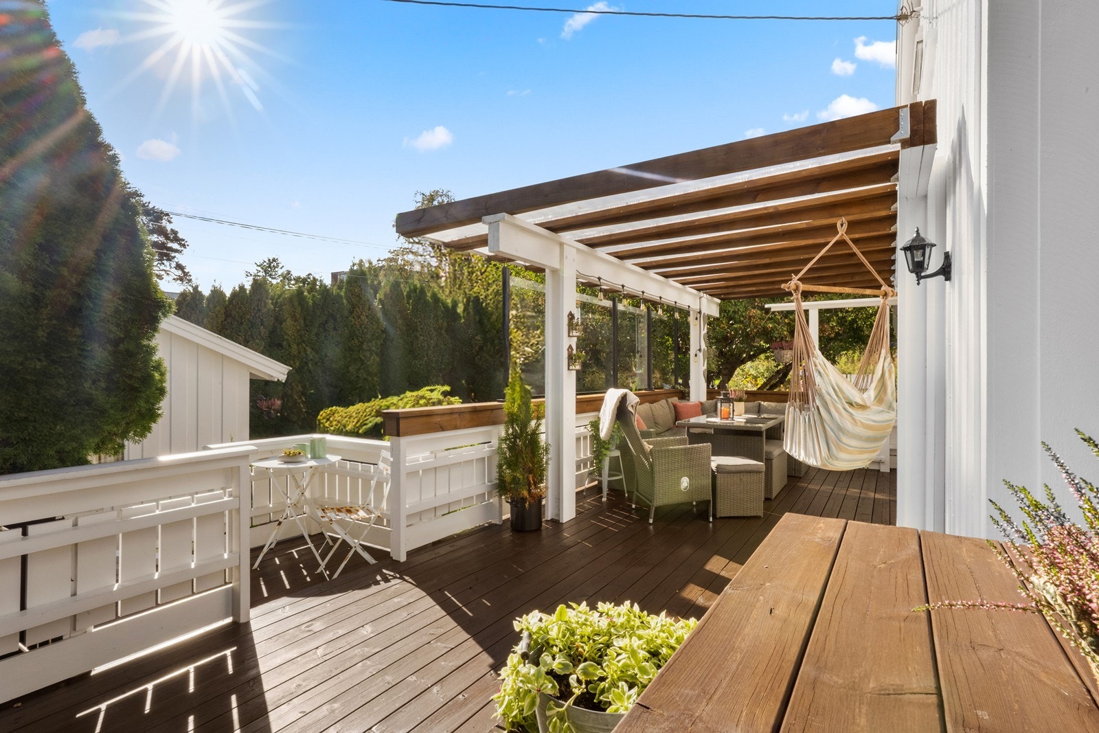 Terrassen er bygget i impregnert trekonstruksjon og hviler på betongpilarer. Galleribilde