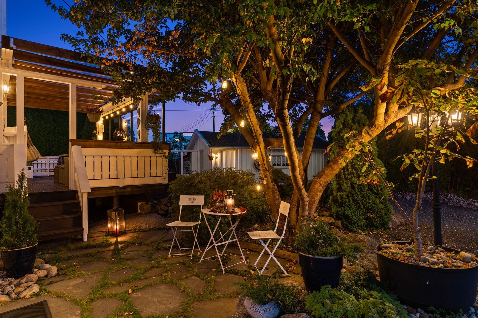 De mange uteplassene er stemningsfullt belyst, noe som utvider brukstiden betraktelig. Galleribilde