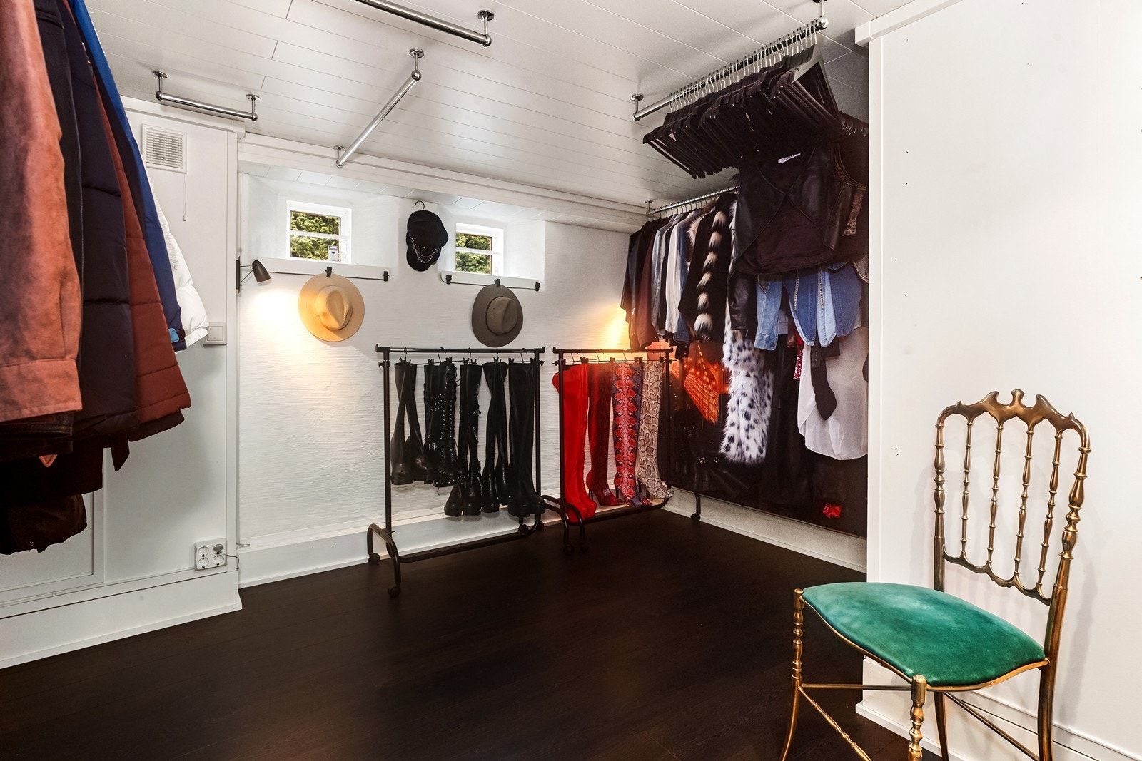 I kjelleren er det også etablert en romslig garderobeløsning med rikelig lagringsplass. Galleribilde