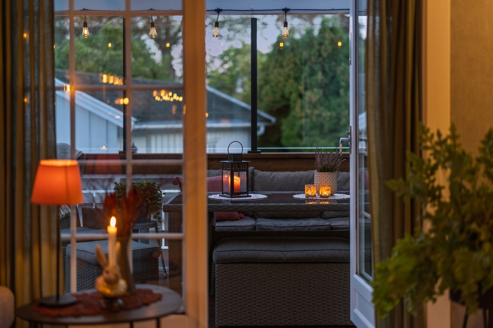 Utgangen til terrassen visker ut skillet mellom inne og ute på varme dager. Galleribilde