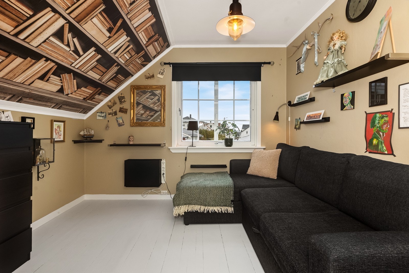 Boligens tredje soverom er også av god størrelse, med plass til seng og oppbevaring. Galleribilde