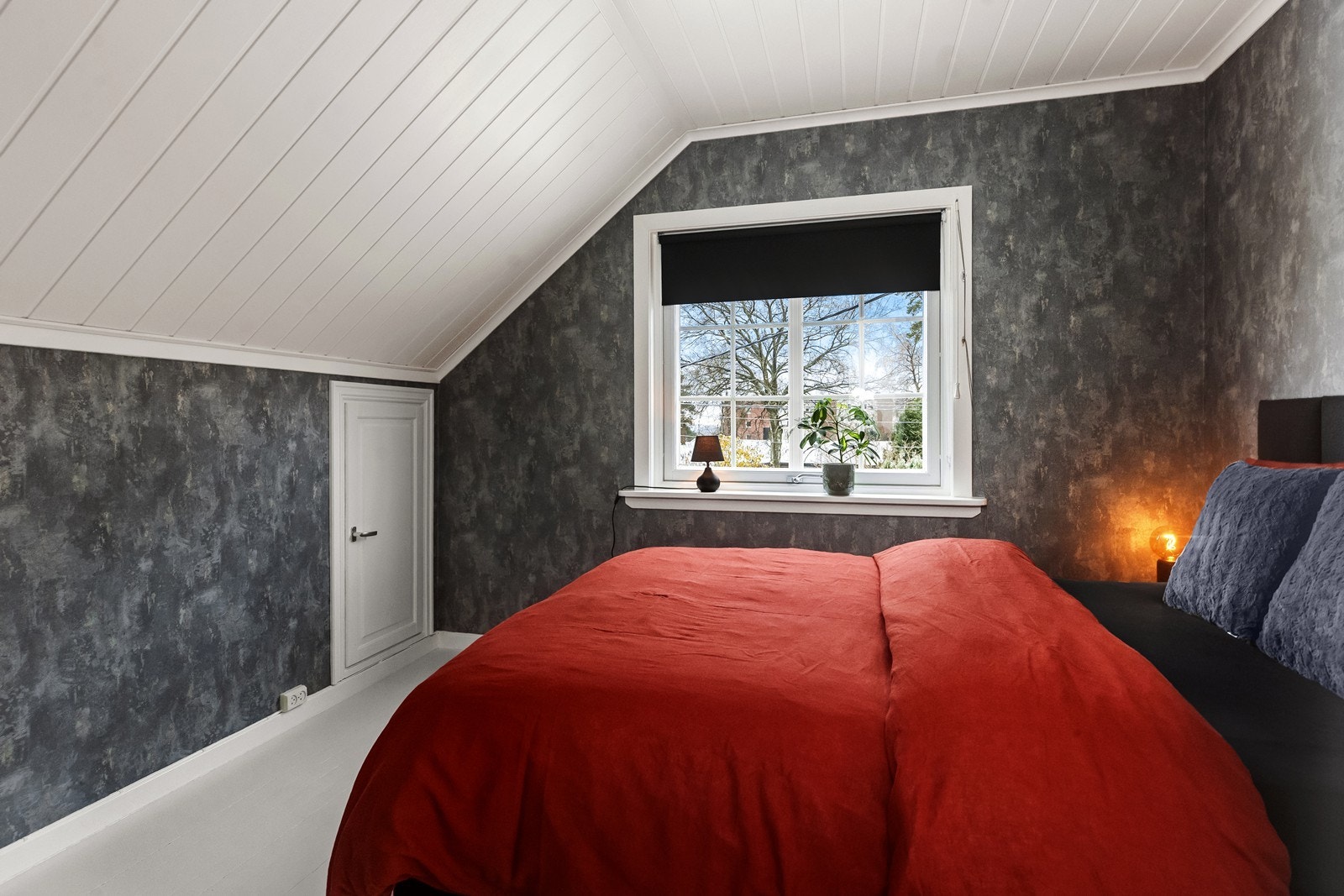 Hovedsoverommet er romslig og har plass til dobbeltseng og garderobeløsning. Galleribilde