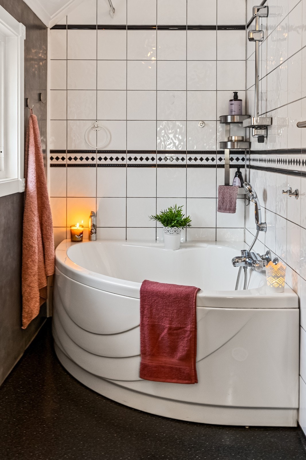 Rommet er innredet med et komfortabelt badekar med dusjløsning. Galleribilde