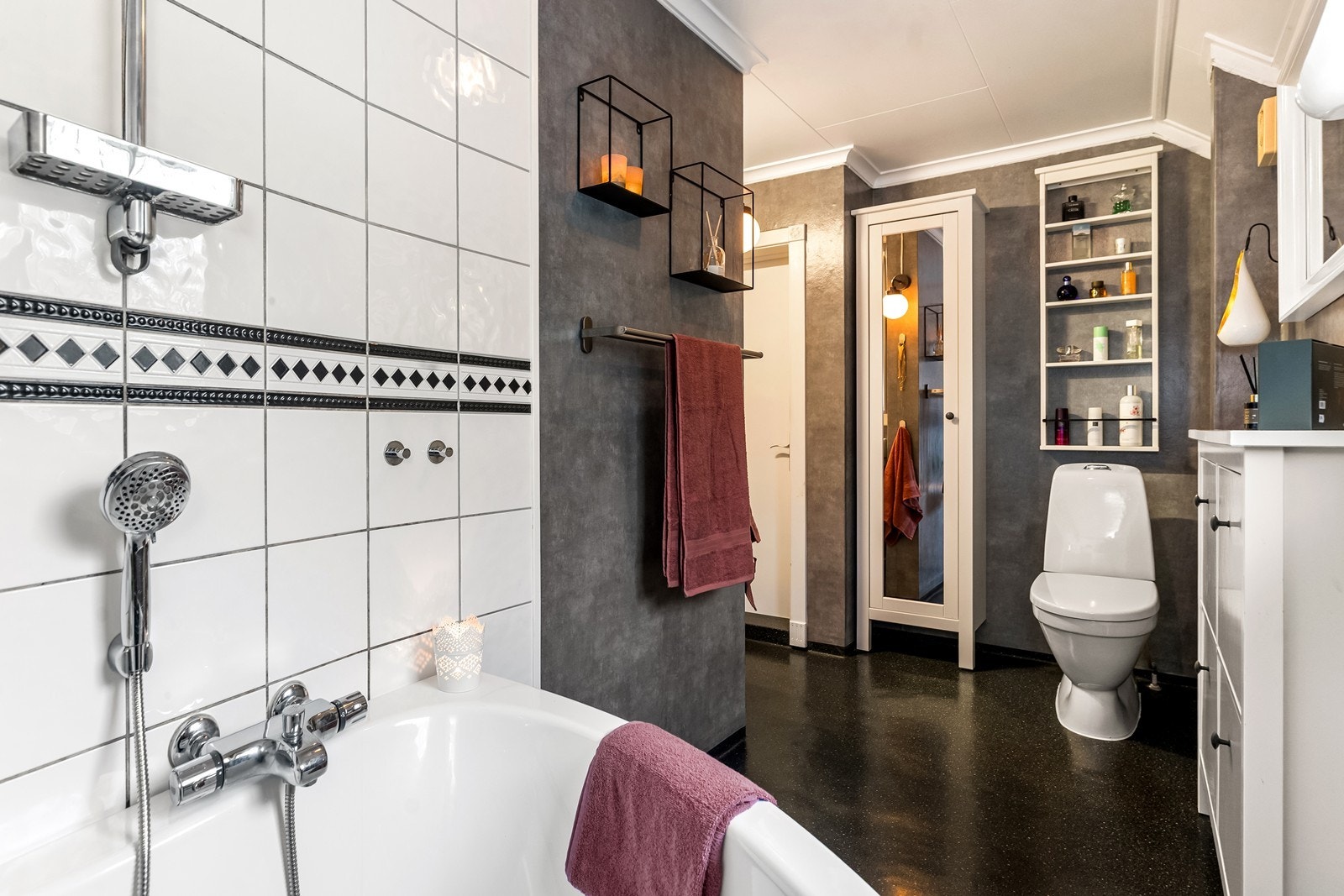 For ekstra komfort er det installert varmekabel i gulvet på badet. Galleribilde