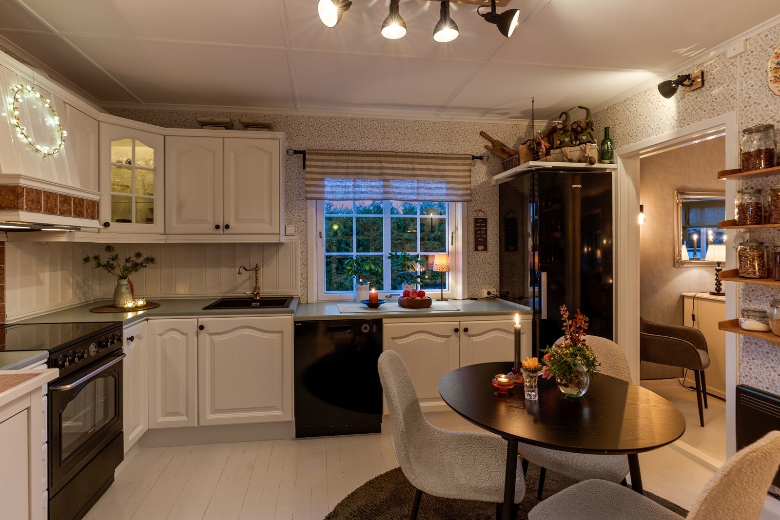 Kjøkkenet ble overflateoppusset i 2024 og har en innbydende atmosfære. Galleribilde