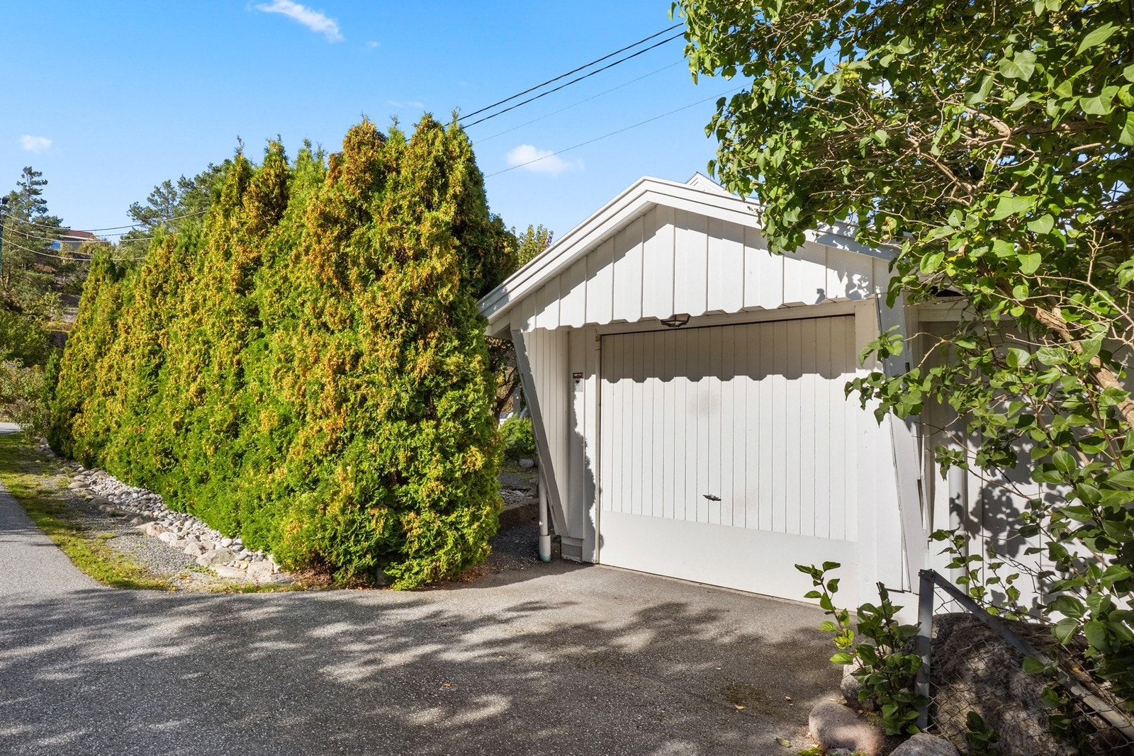 Til eiendommen hører en frittstående garasje fra 1973 på 15 m². Galleribilde