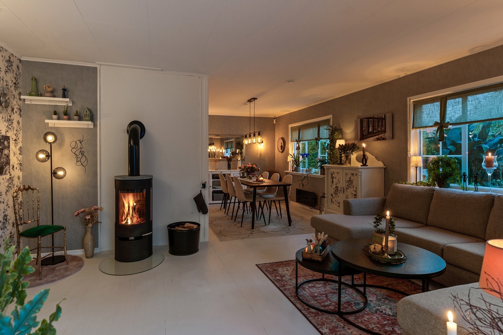 Stuen er lys og åpen, med en god flyt mellom de ulike sonene. Galleribilde