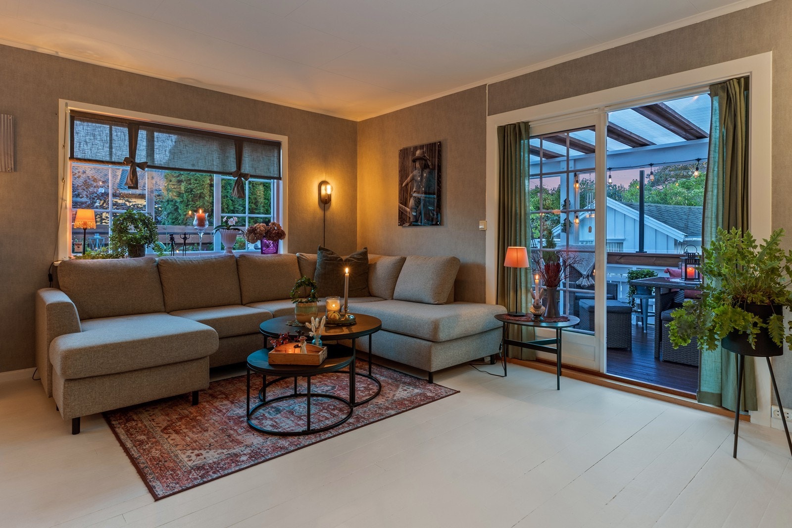 Fra stuen er det direkte utgang til en stor terrasse på 34 m² via en dobbel balkongdør. Galleribilde