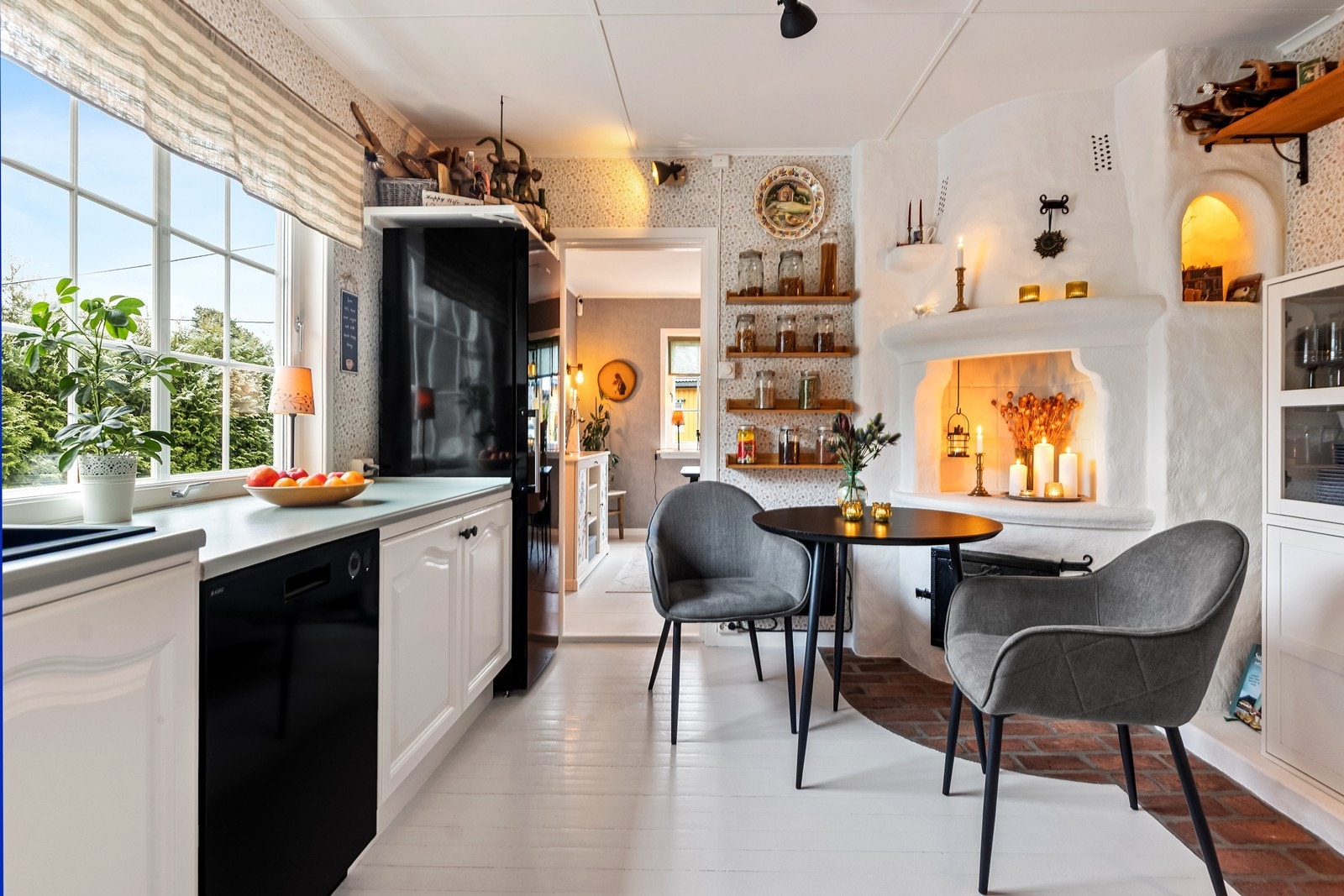 Et åpent ildsted fra 1995 skaper en lun og sosial sone på kjøkkenet. Galleribilde