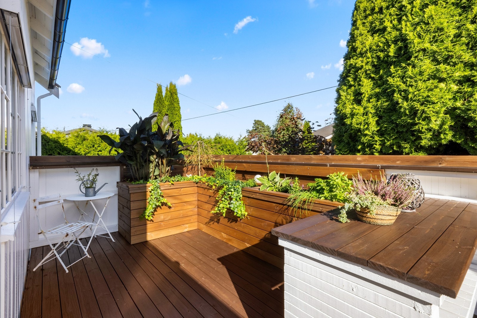 Integrerte plantekasser gir mulighet for å skape en grønn og frodig oase. Galleribilde