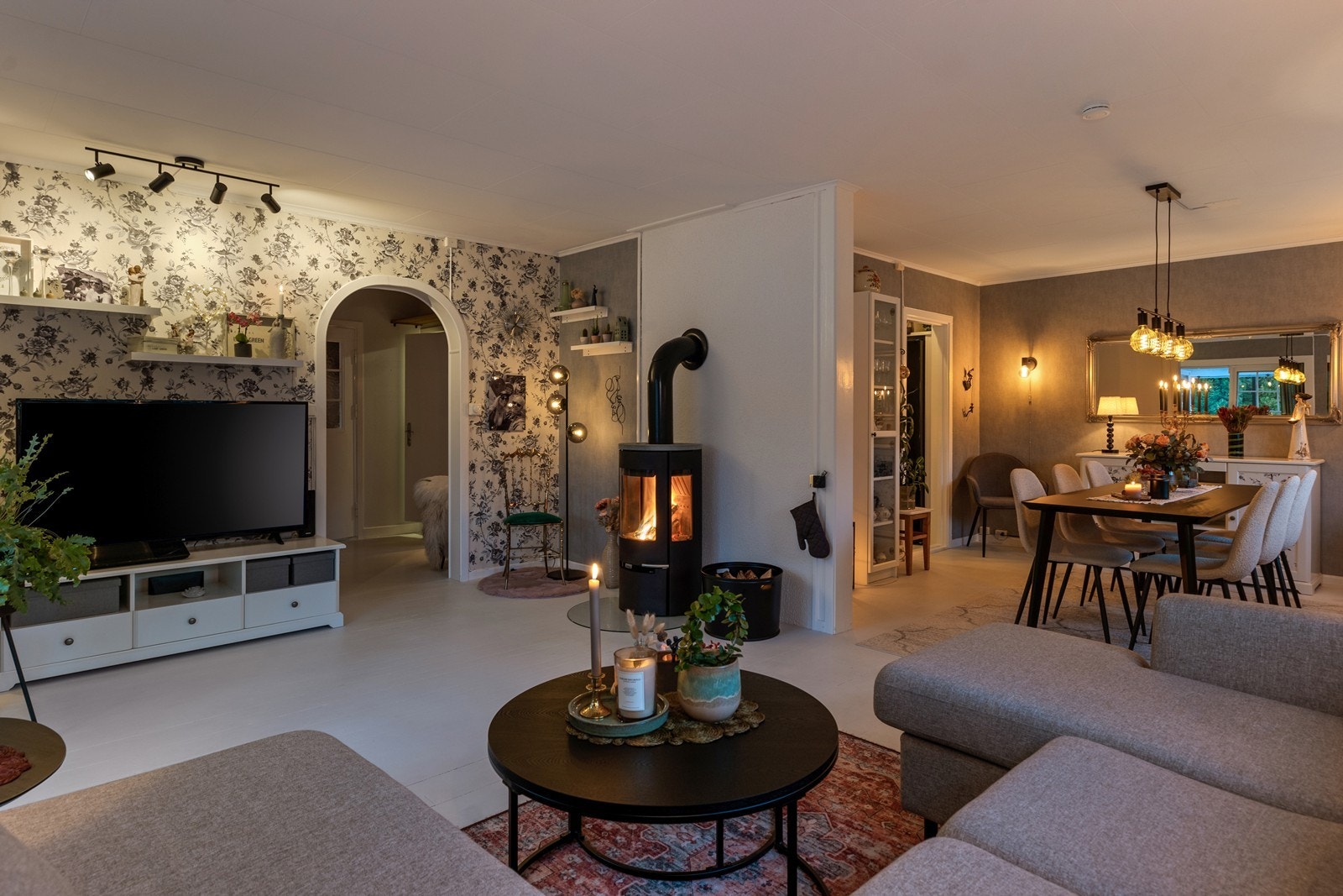 Den åpne løsningen mellom stue og spisestue skaper en luftig og sosial atmosfære. Galleribilde