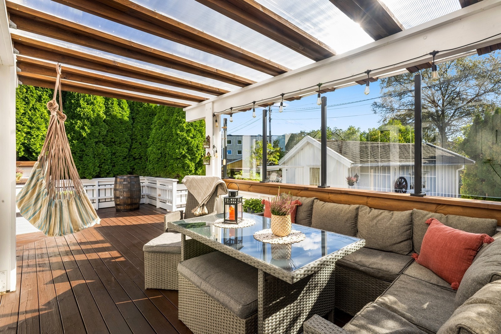 Den store terrassen på 34 m² har en delvis overbygd sone som forlenger sesongen. Galleribilde