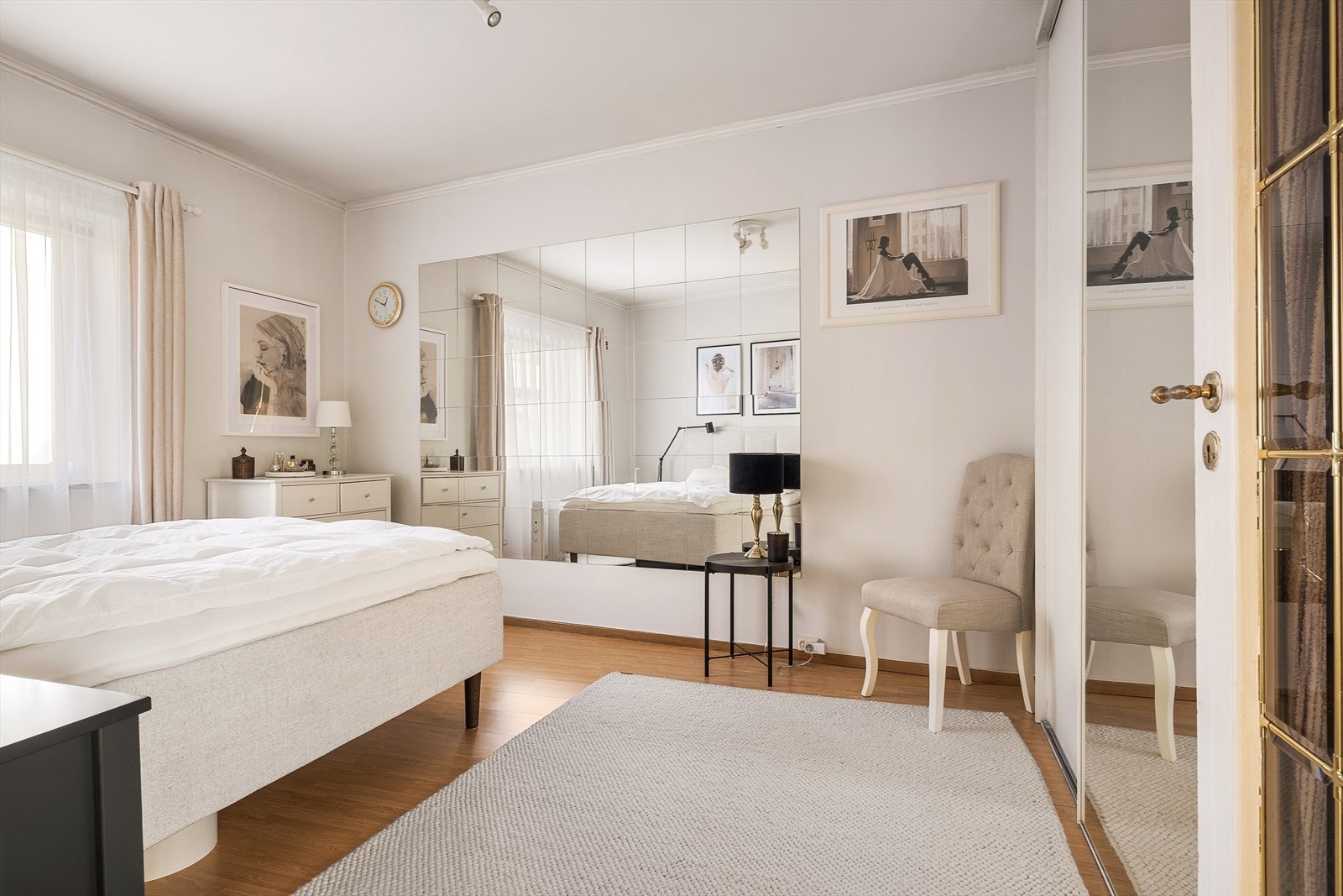 På den ene veggen er det en stor plassbygd skyvedørsgarderobe Galleribilde