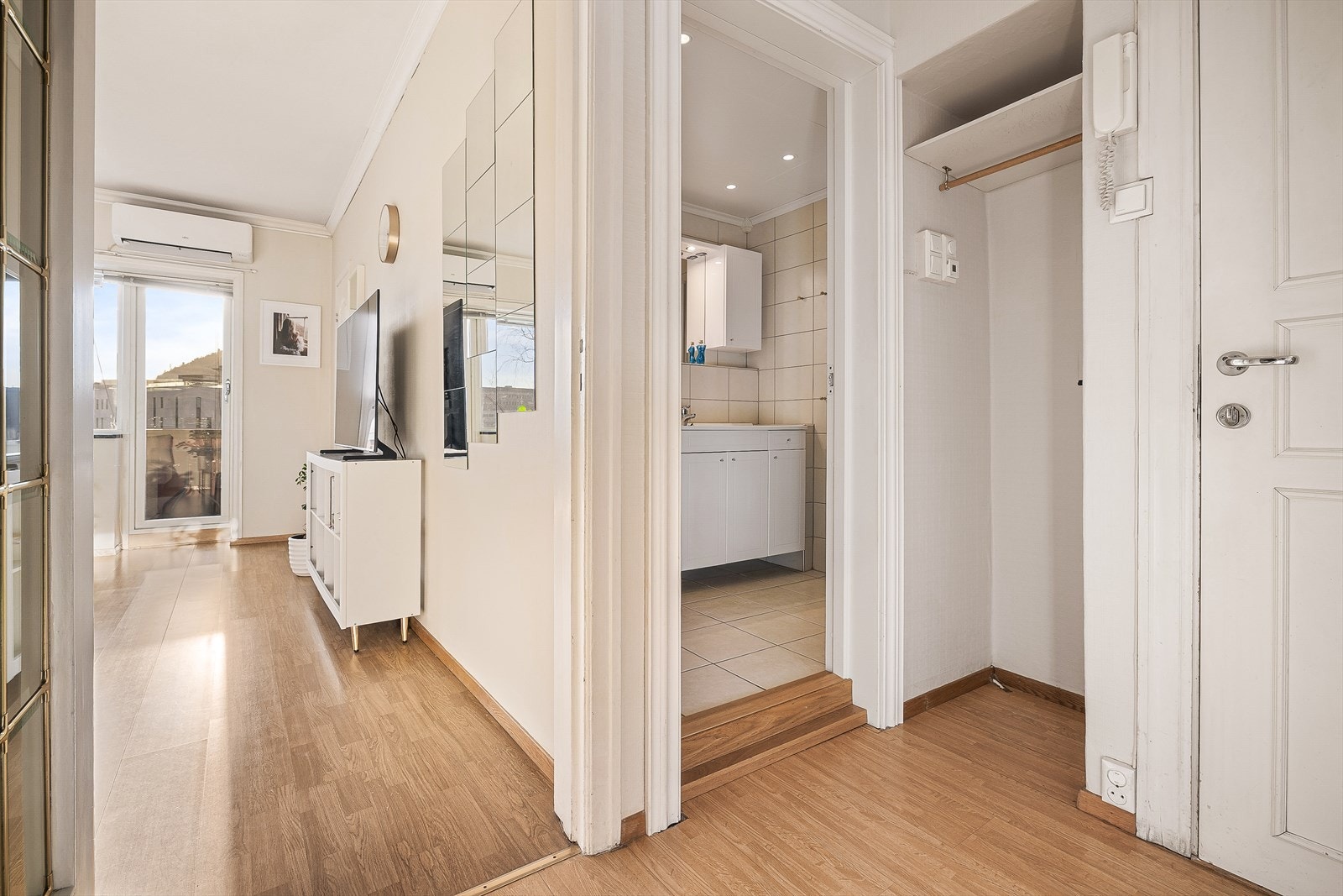 I entreen er det adkomst til både kjøkken, soverom og baderommet. Galleribilde