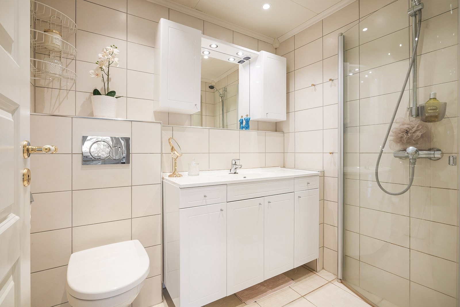 Baderommet er oppgradert i 2017 med ny membran, nye vannrør, rør i rør-skap, varmekabler og fliser på gulv og vegger. Galleribilde