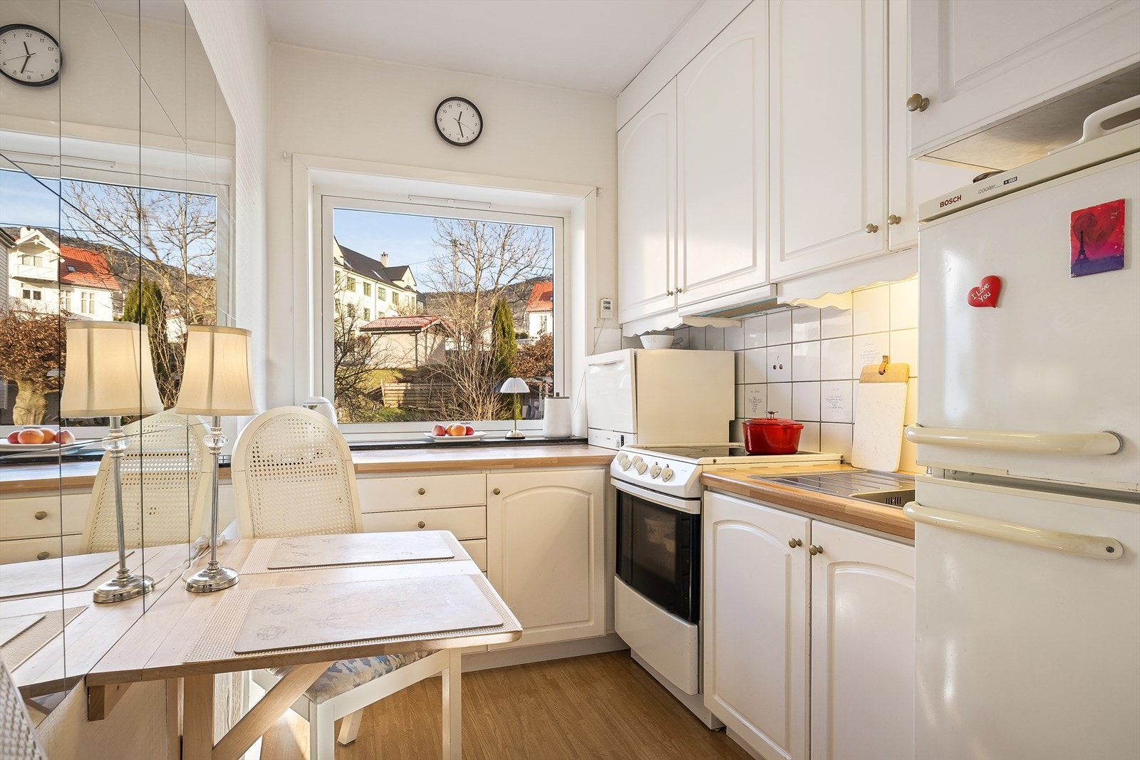 Det er også plass til en liten spiseplass her. Her har selger benyttet seg av en smart løsning med nedfellbart bord. Galleribilde