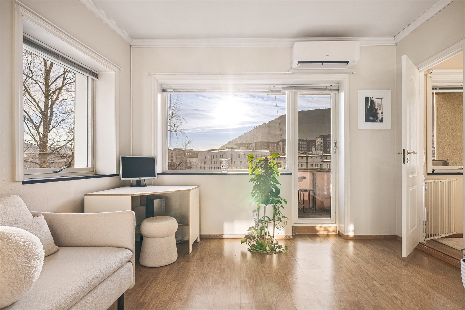 Denne flotte leiligheten gir deg det beste av to verdener: nærhet til byens livlige atmosfære samt roligere omgivelser. Galleribilde